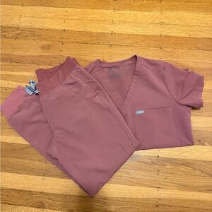 Figs women’s mauve Zamora jogger scrub pants + Catarina one pocket top in XS